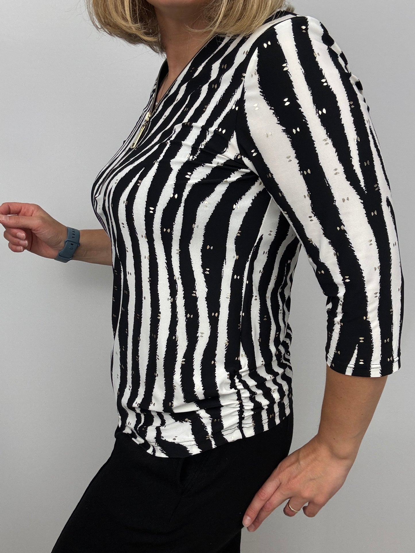 AGATHA black and white 3/4 sleeve zip top