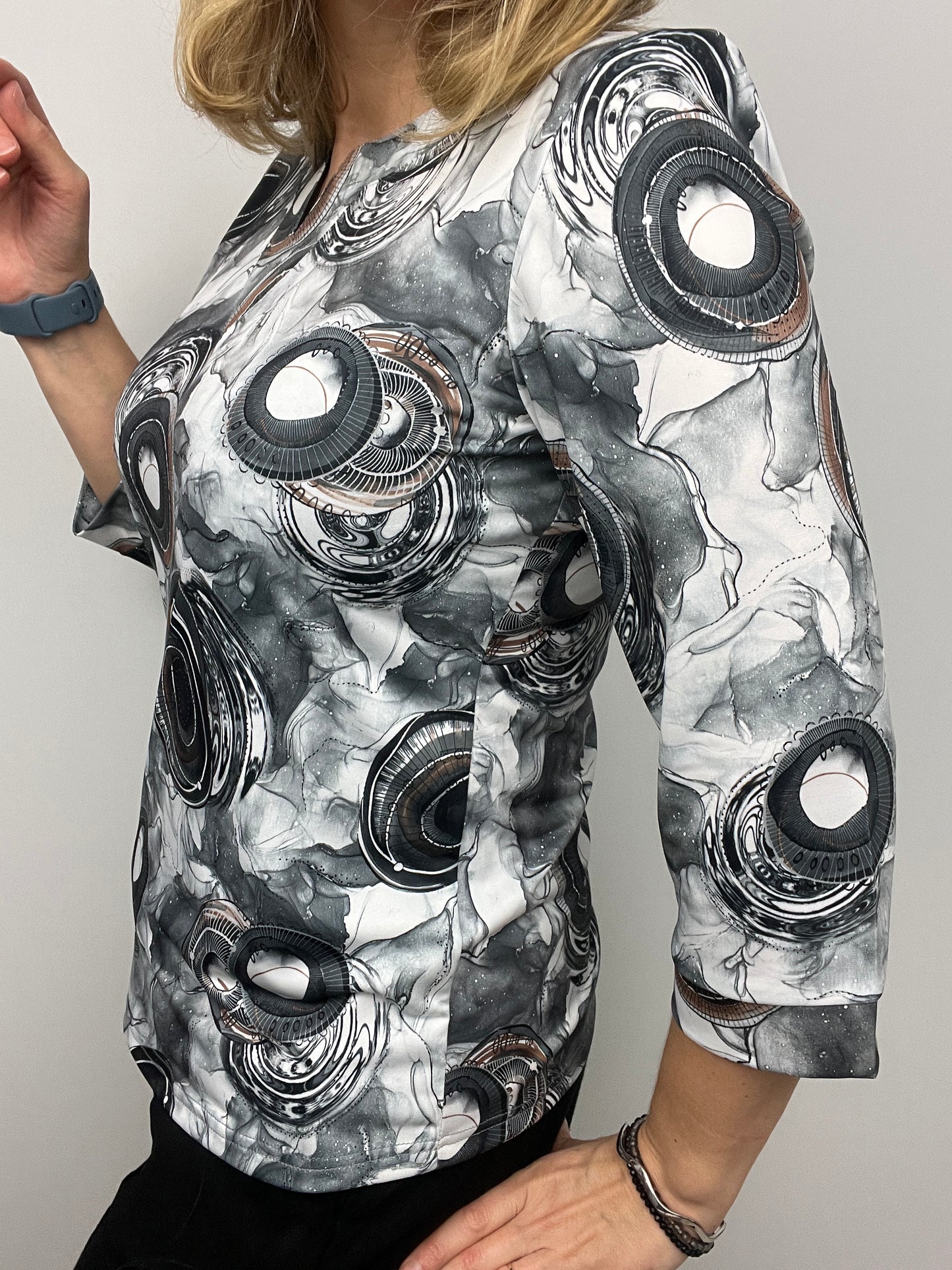 GEMMA top with mini V-neck