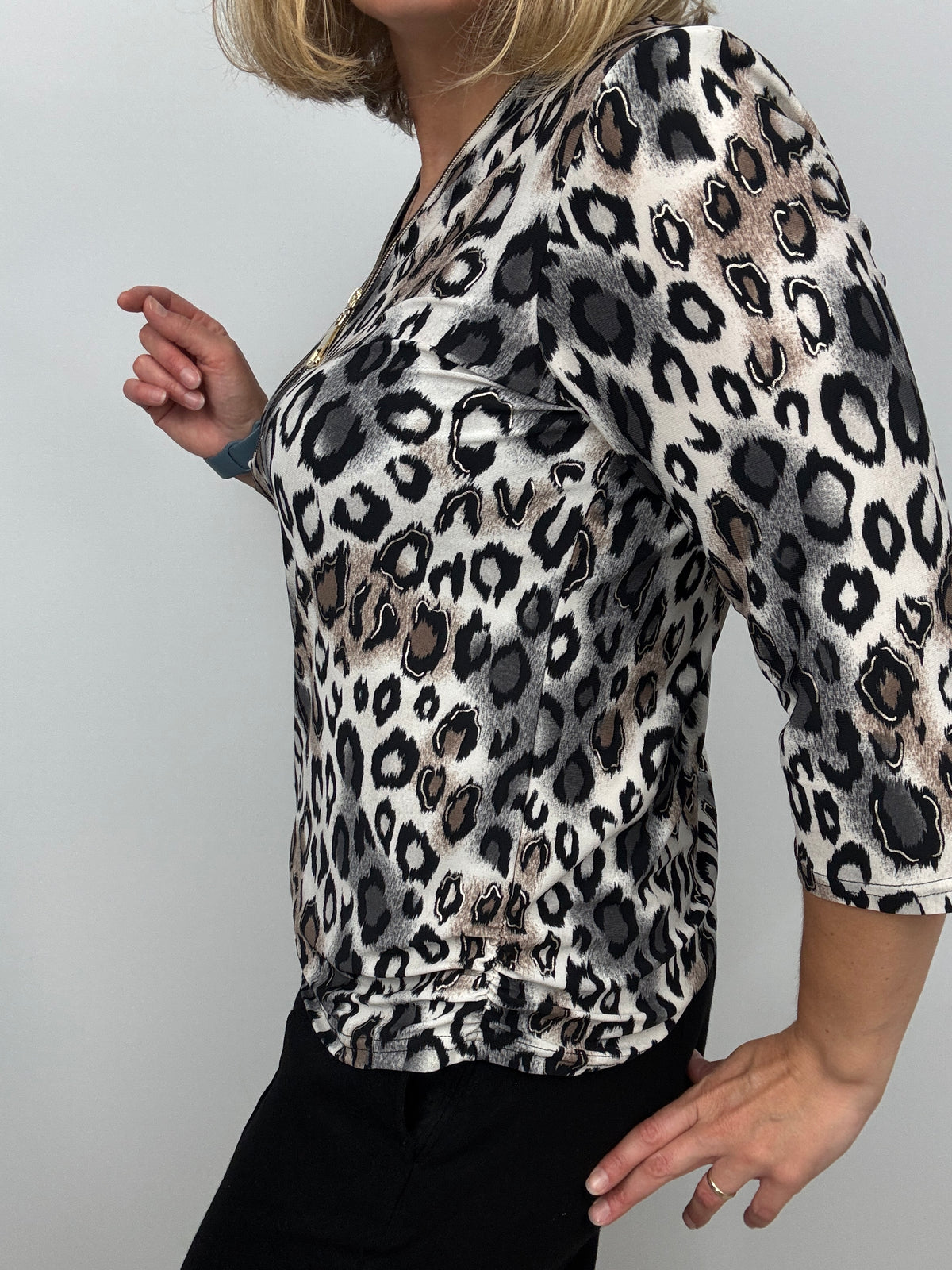 GWEN animal 3/4 sleeve zip top