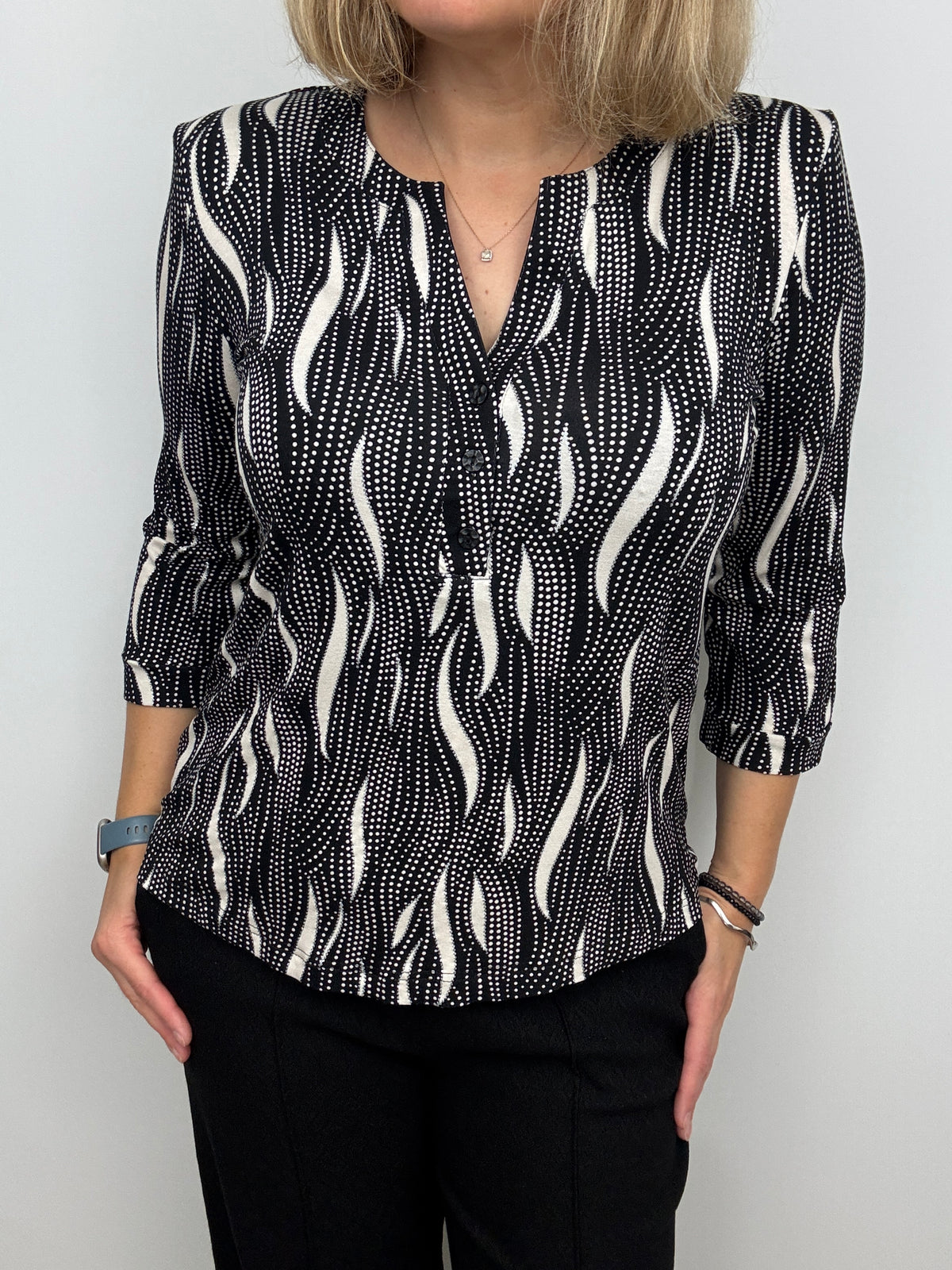 ANASTASIA V-neck top with 3 buttons