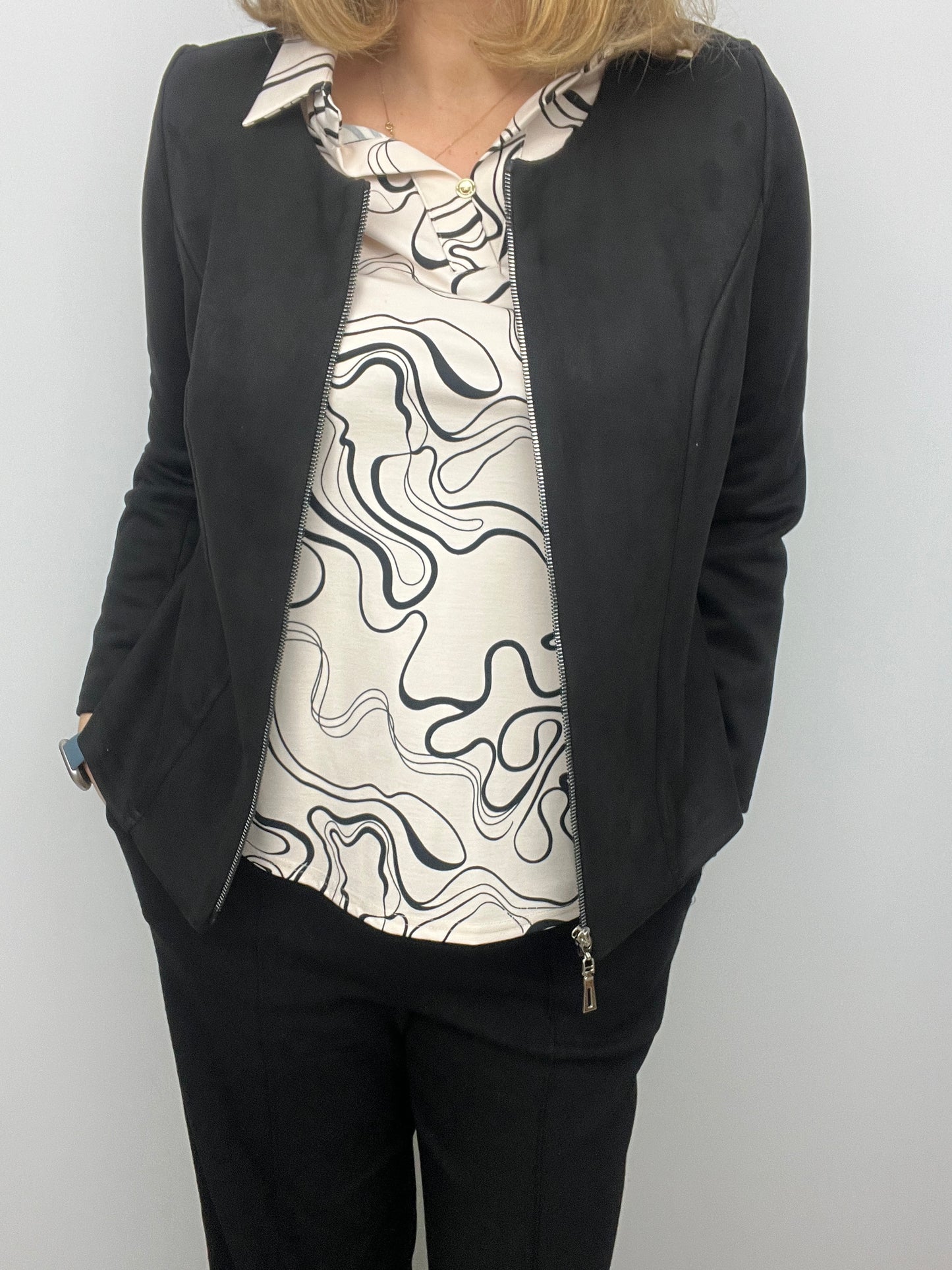 HAZEL top with collar and V-neckline
