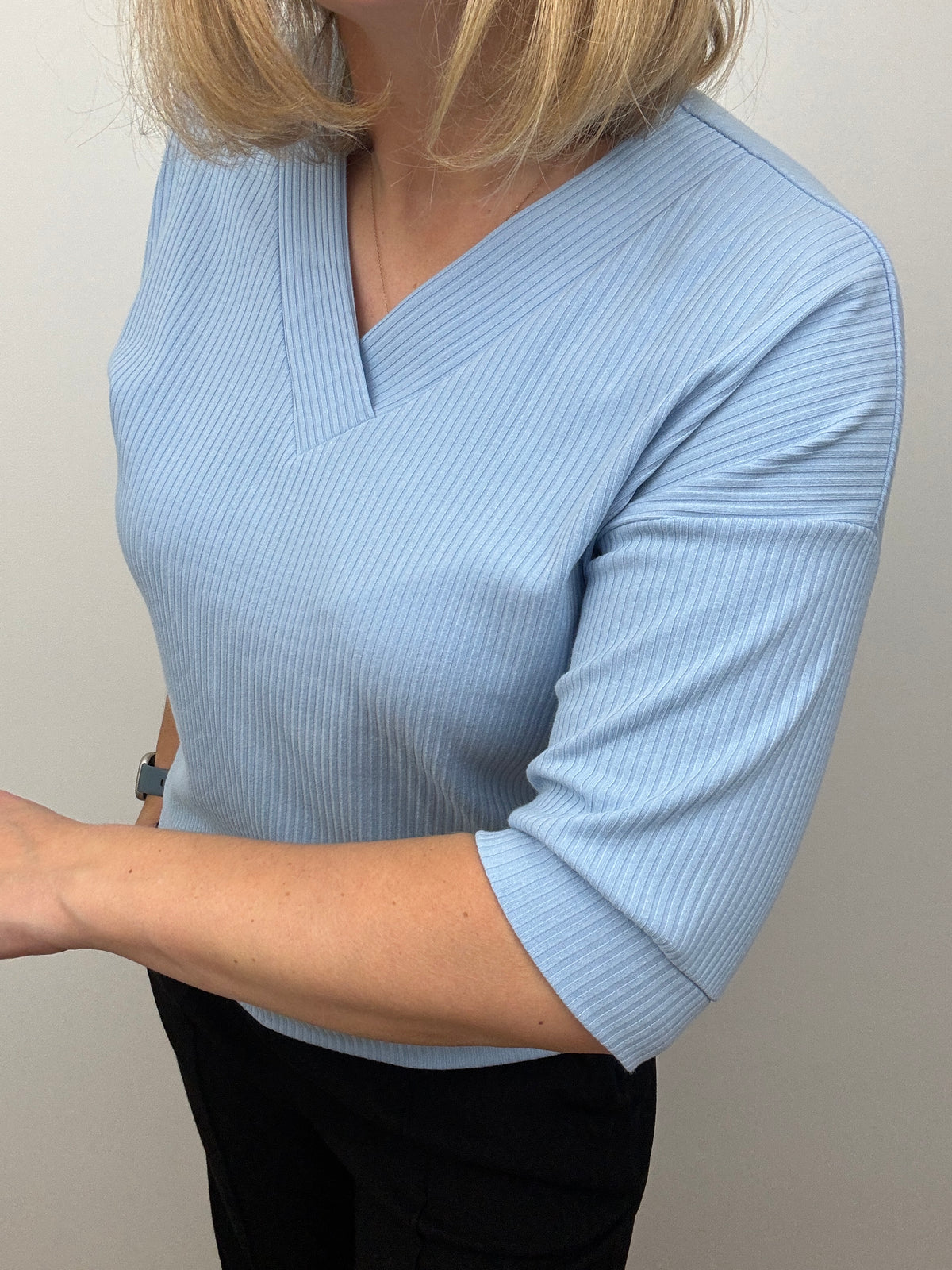 EILISH soft ribbed V-neck top - powder blue