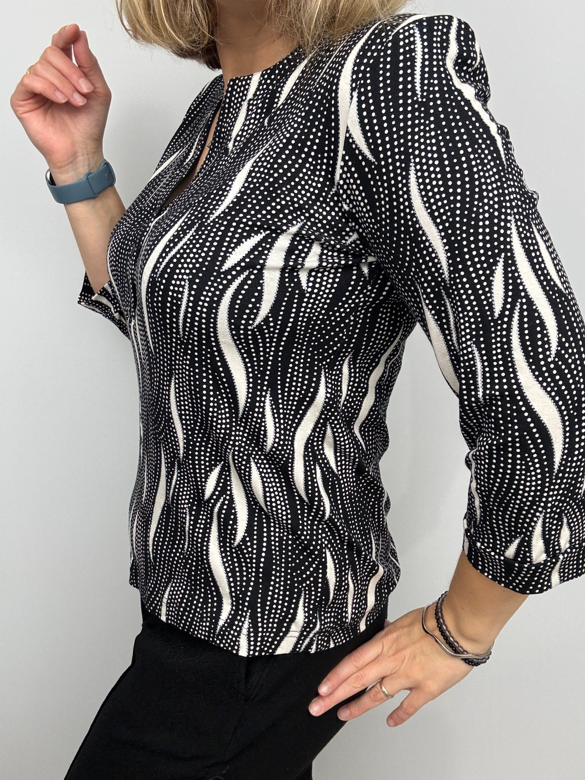 ANASTASIA V-neck top with 3 buttons