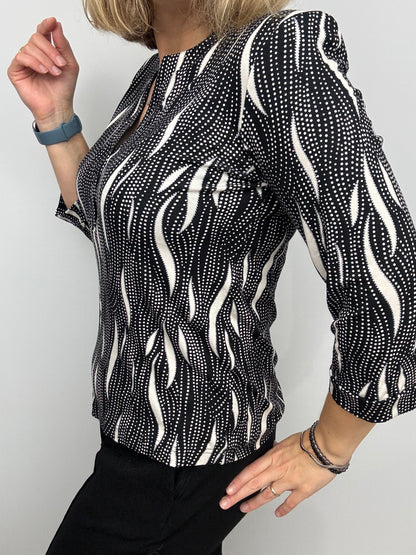 ANASTASIA V-neck top with 3 buttons