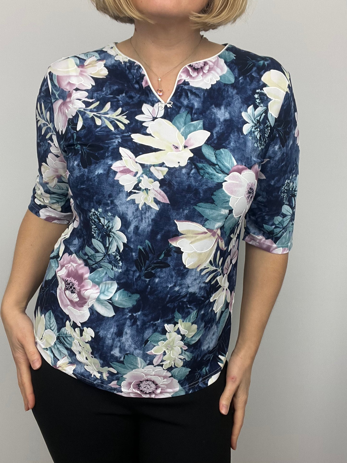 COLETTE Mini v-neck top