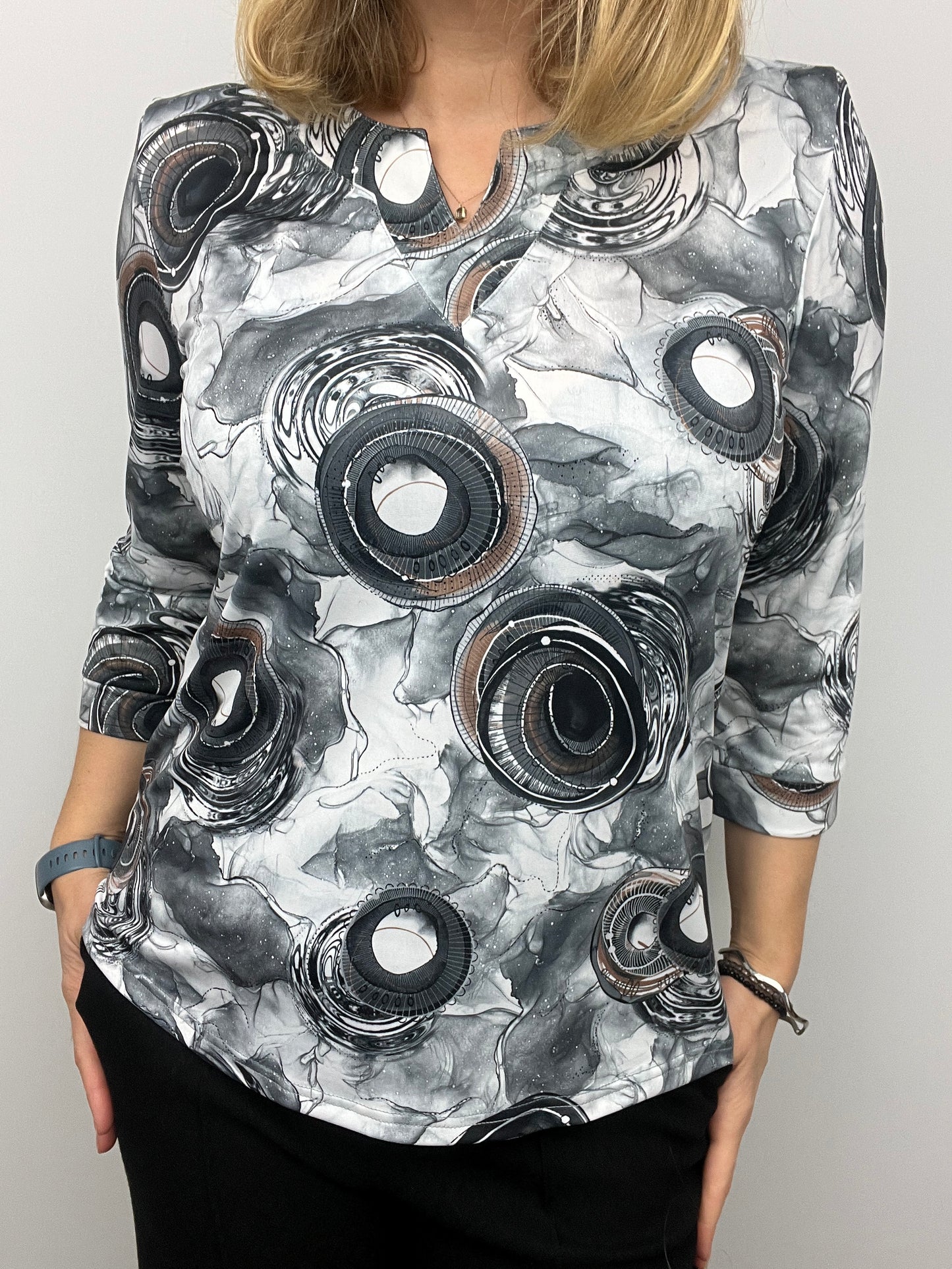 GEMMA top with mini V-neck