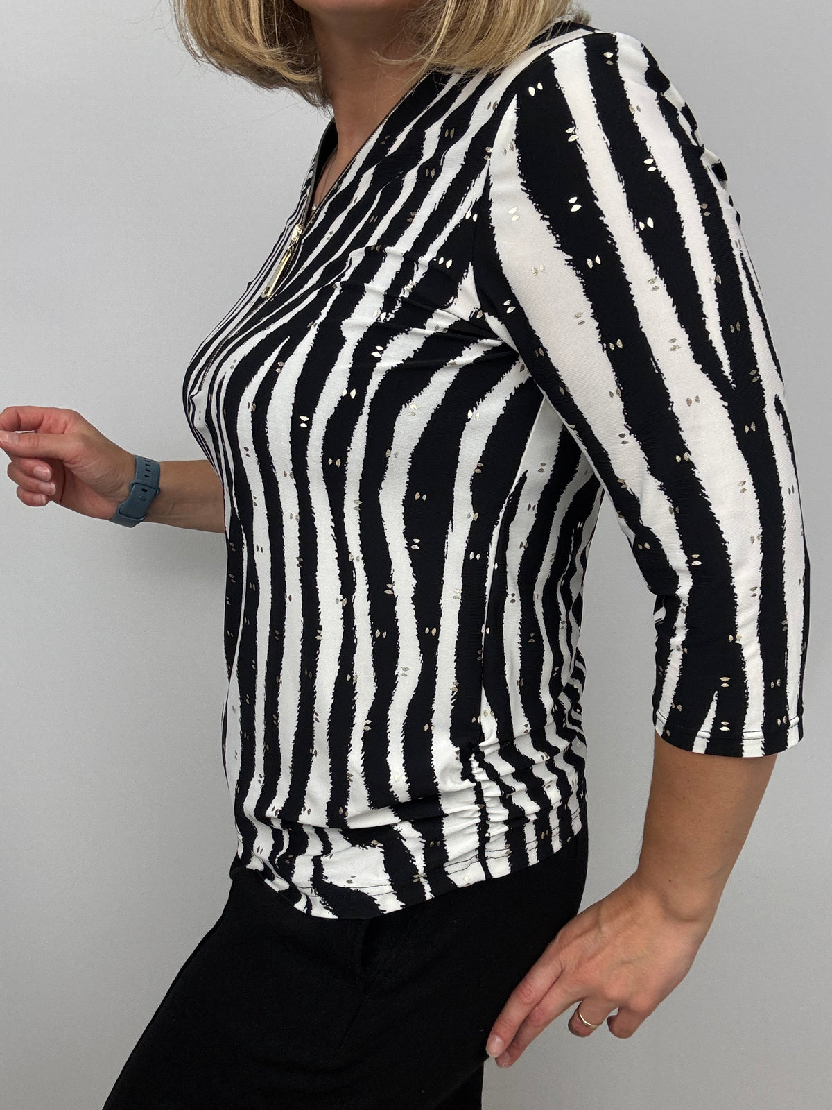 AGATHA black and white 3/4 sleeve zip top