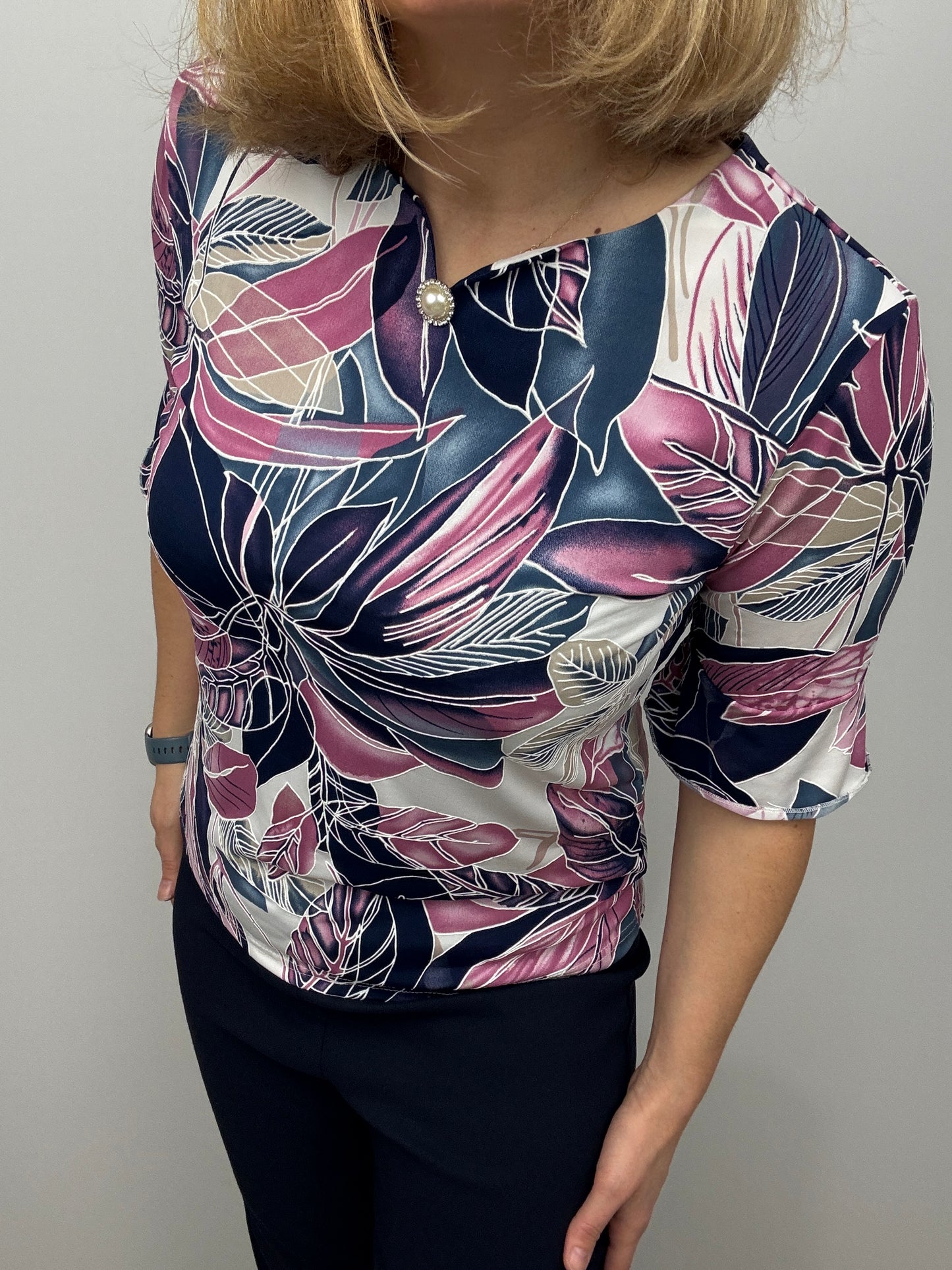 ANNABEL top with notch neckline