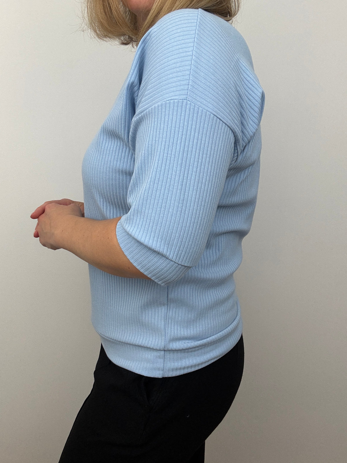 EILISH soft ribbed V-neck top - powder blue