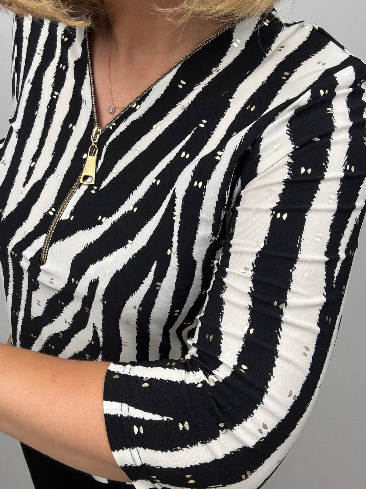 AGATHA black and white 3/4 sleeve zip top