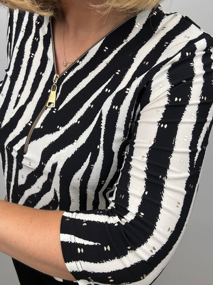 AGATHA black and white 3/4 sleeve zip top