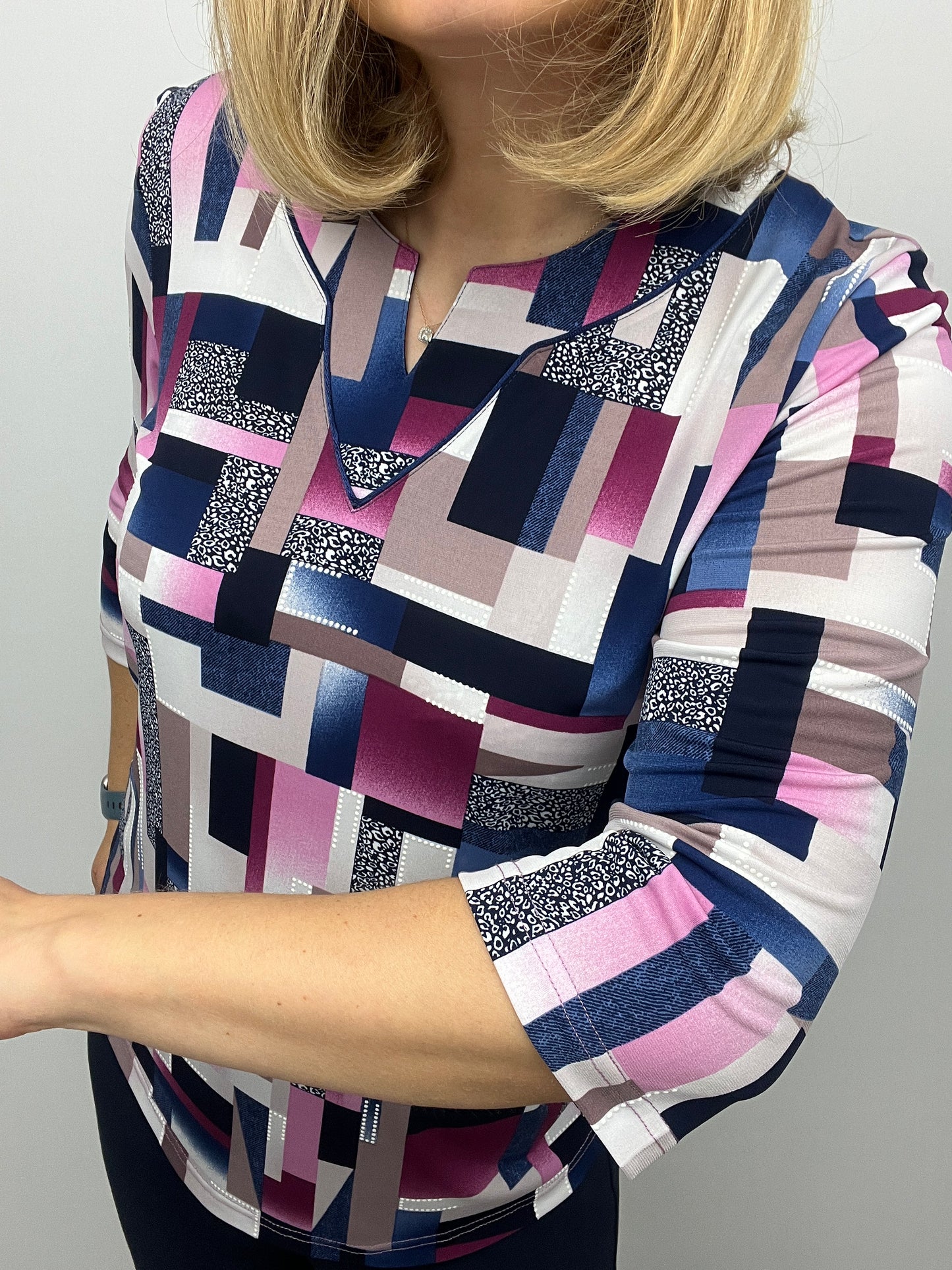 ALLYSON top with mini v-neck