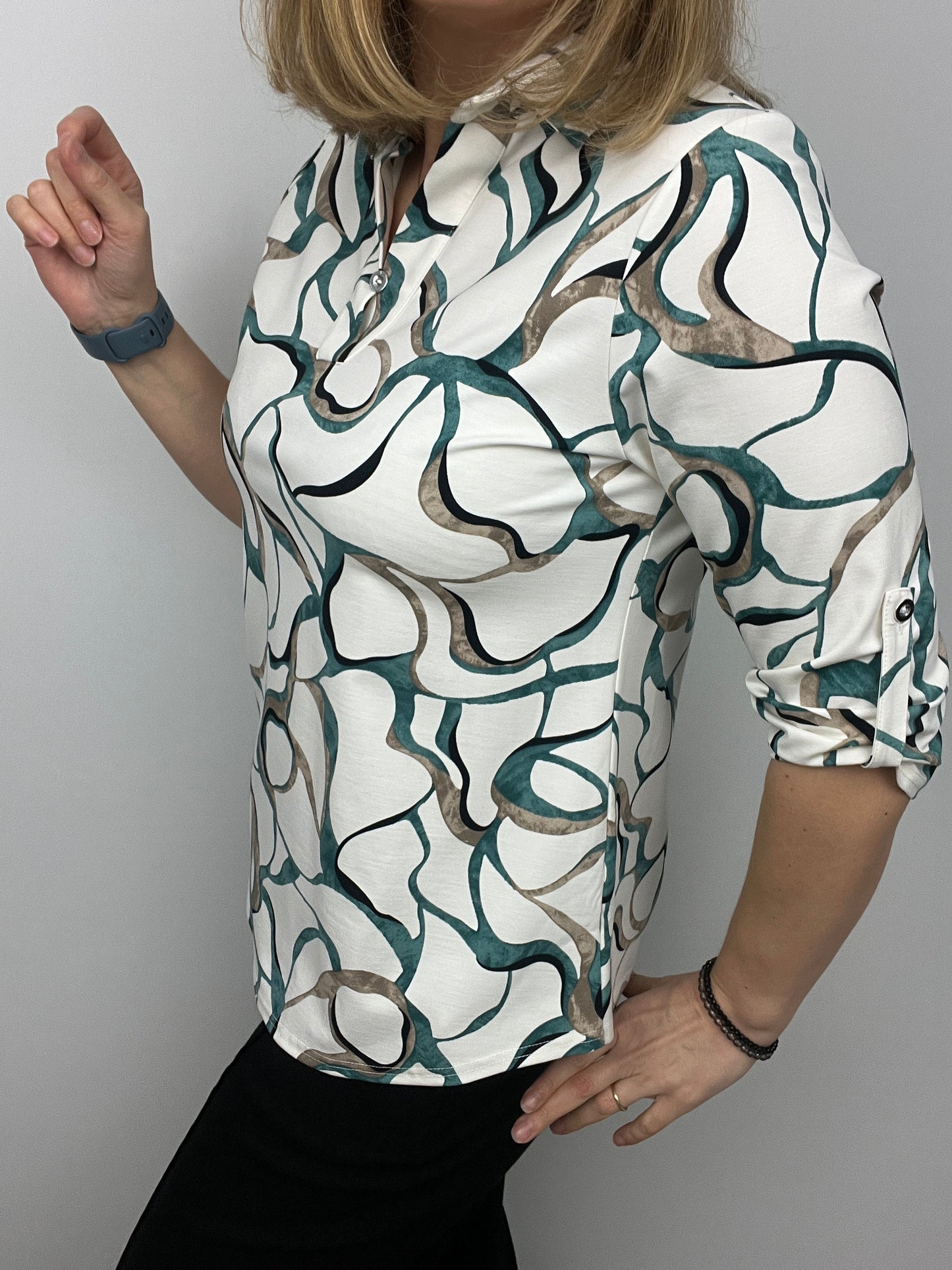 BARBARA top with collar and V-neckline