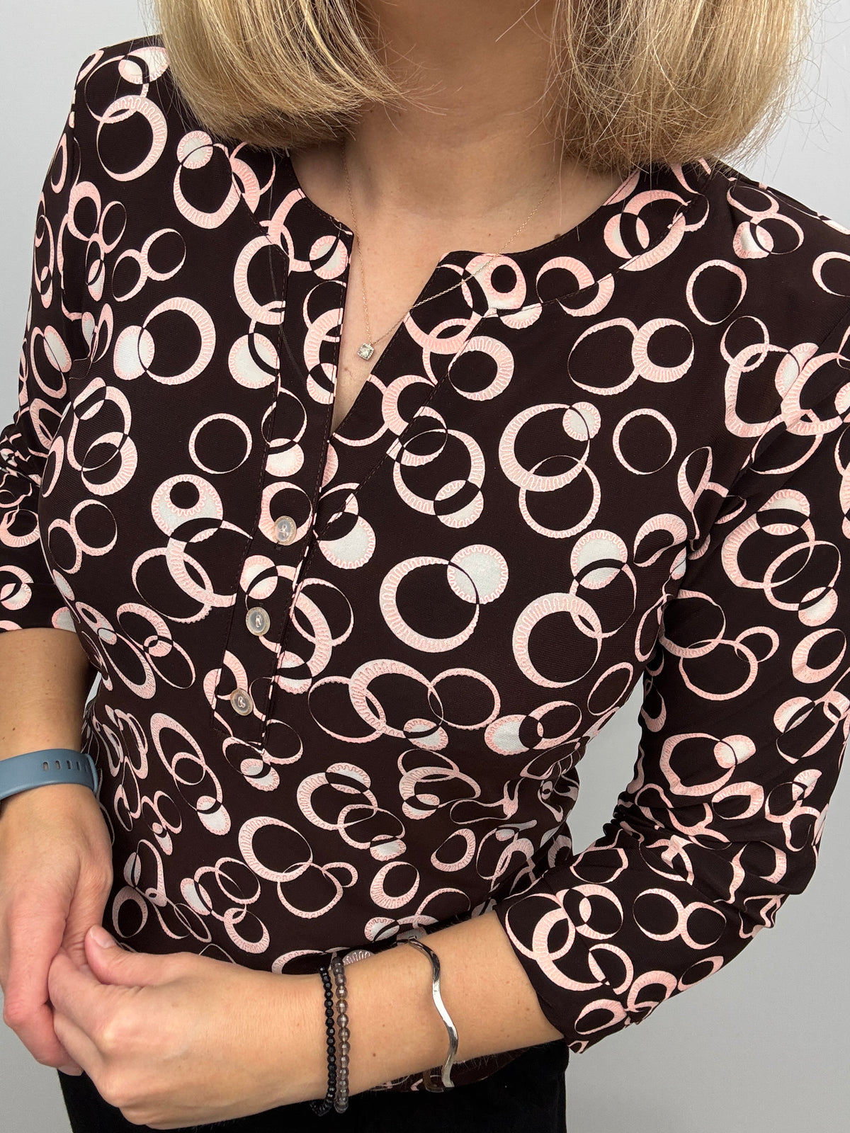 TESS V-neck top with 3 buttons