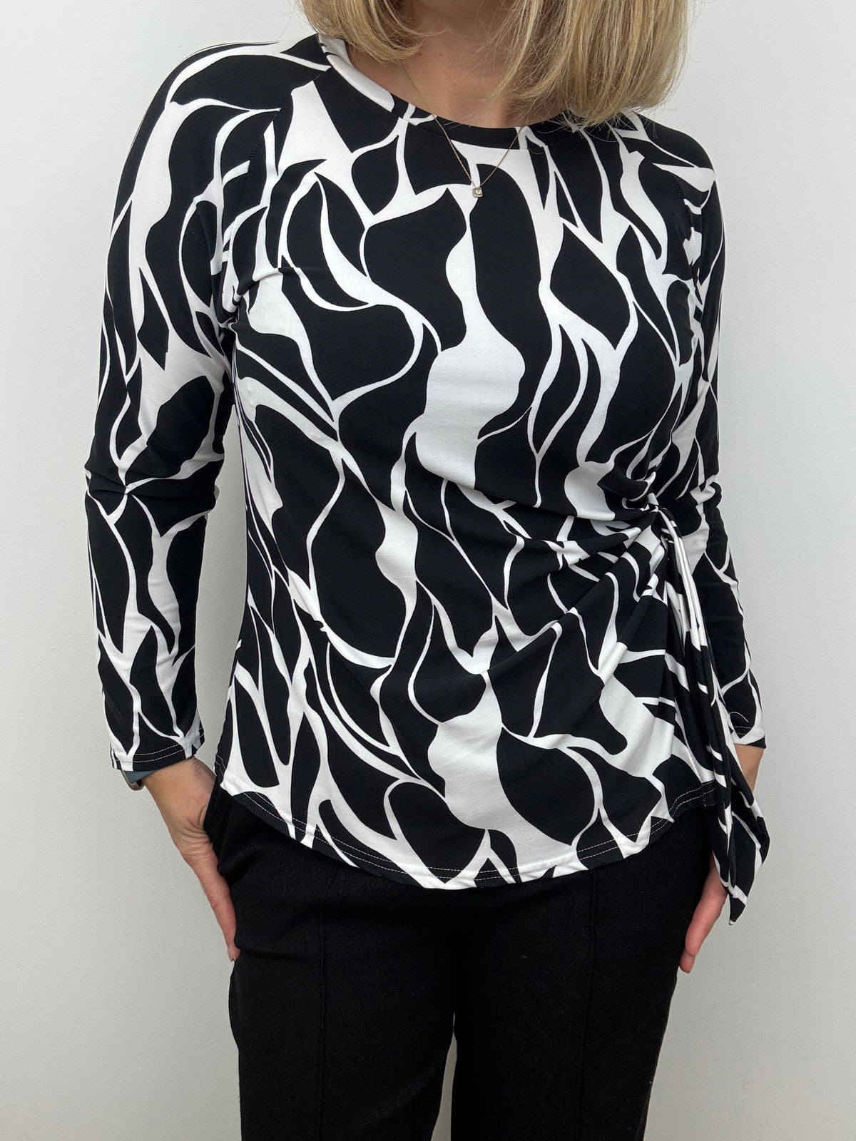 DEIRDRE black and white peachy feel long sleeve wrap-style top
