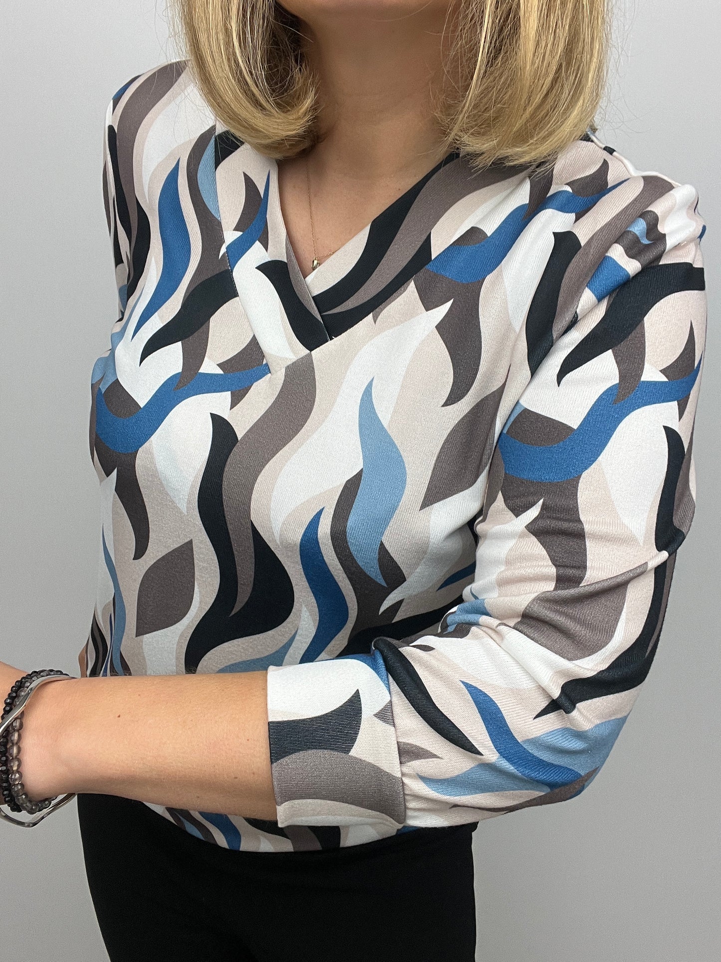 AGATHA v-neck transitioning top