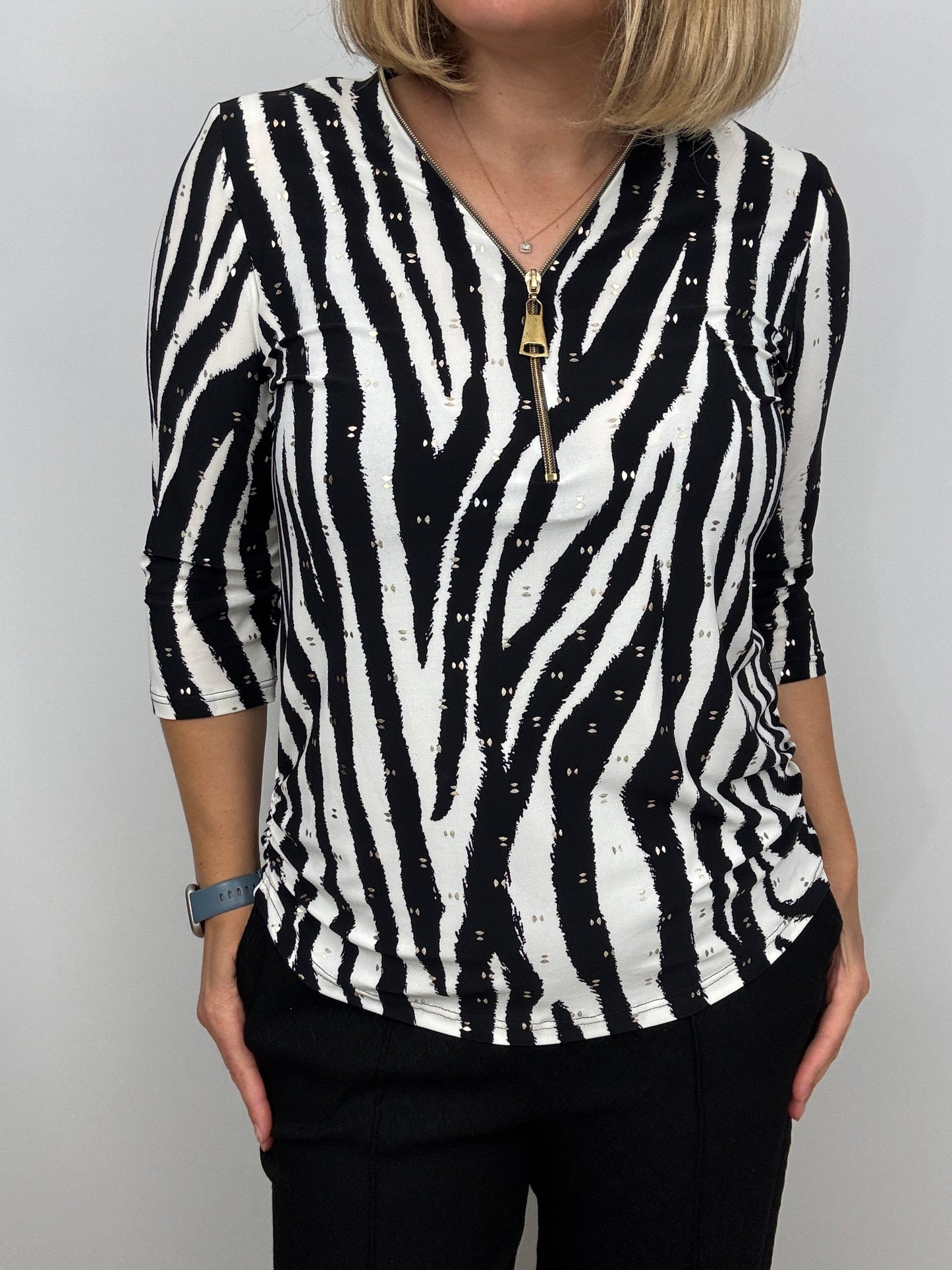 AGATHA black and white 3/4 sleeve zip top
