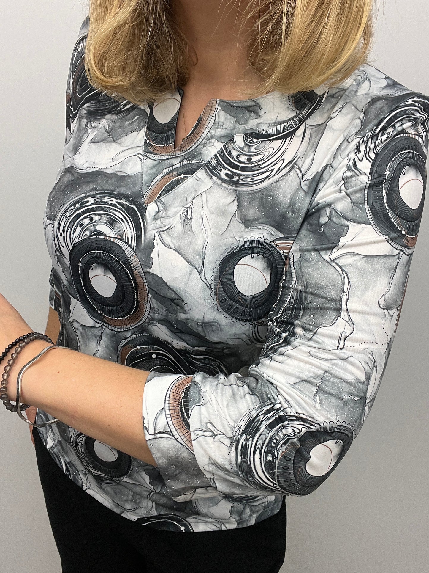 GEMMA top with mini V-neck