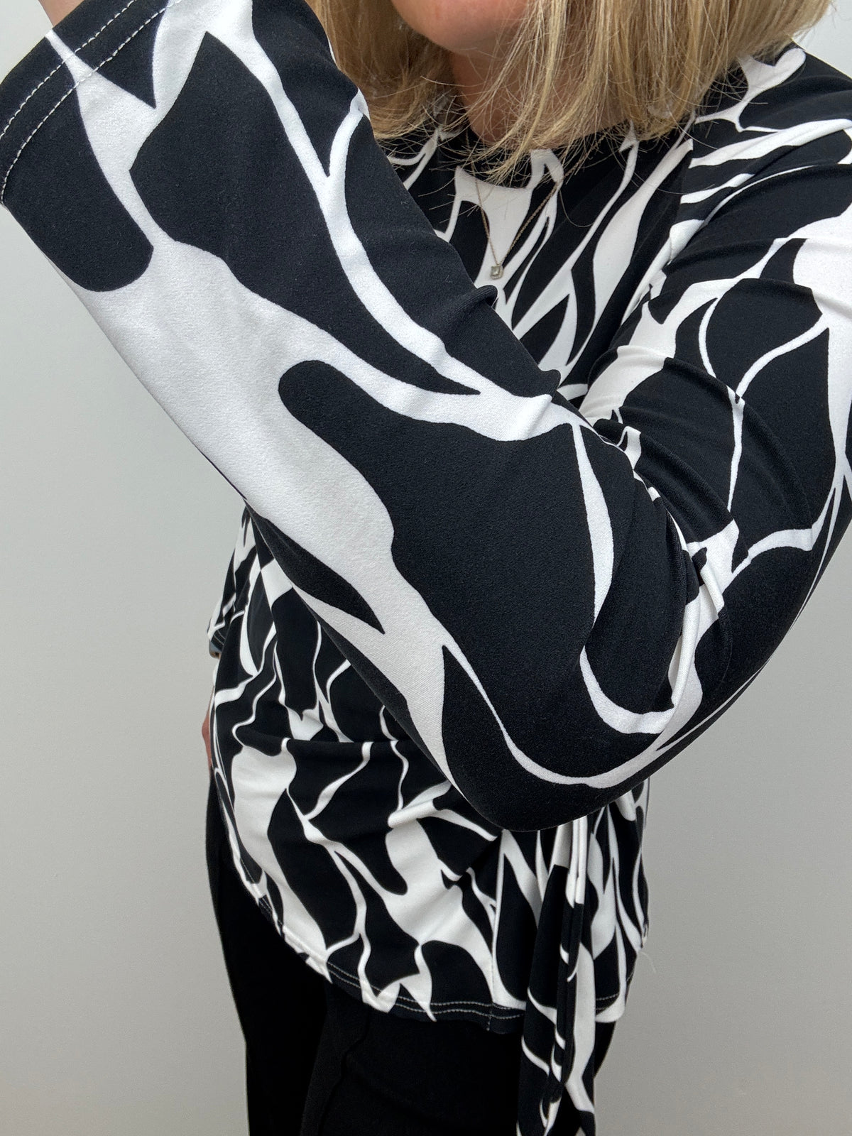 DEIRDRE black and white peachy feel long sleeve wrap-style top