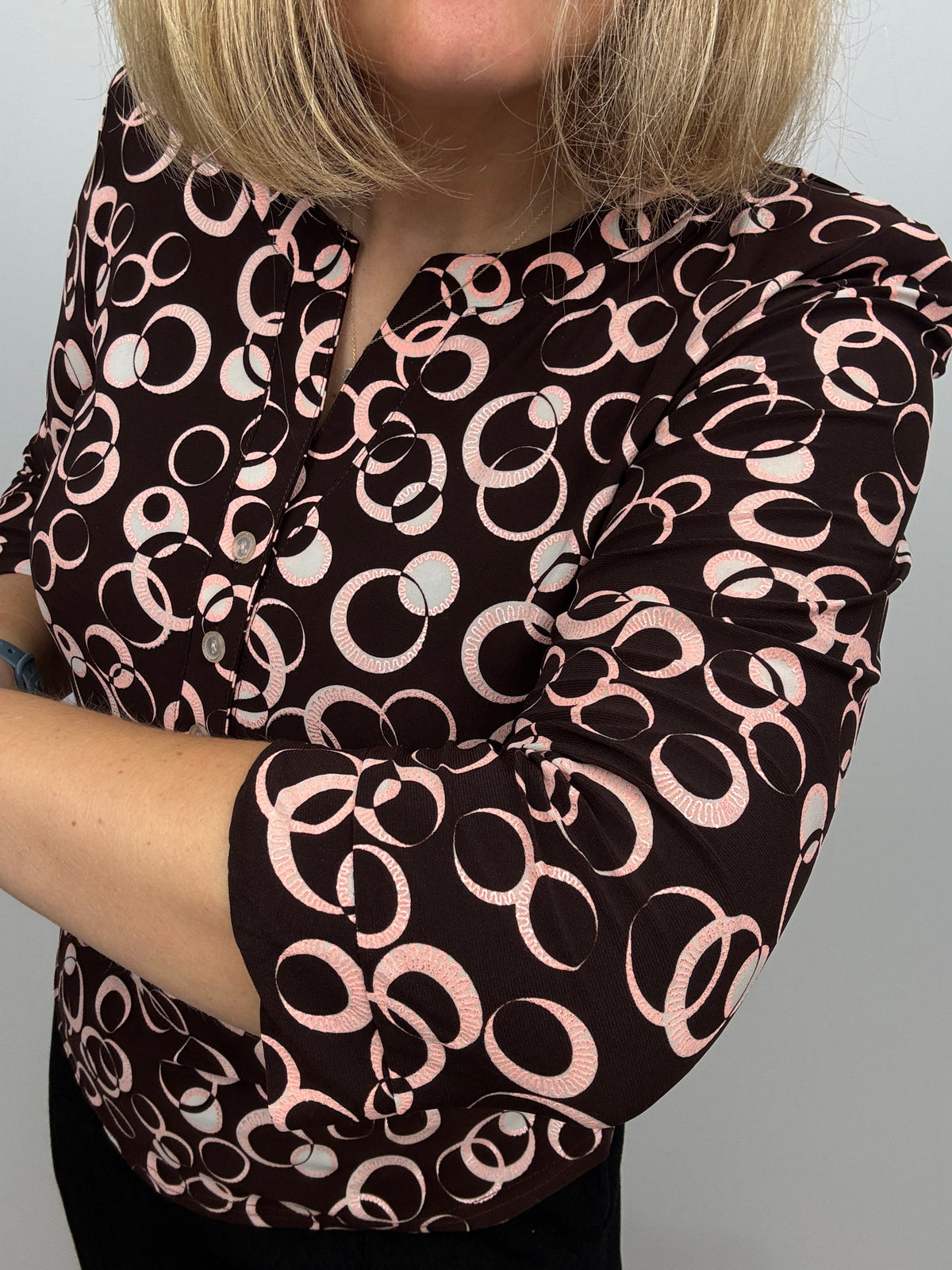 TESS V-neck top with 3 buttons