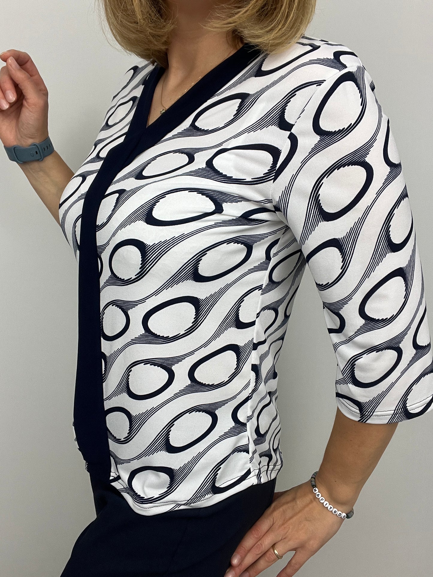 GABRIELLE v-neck top