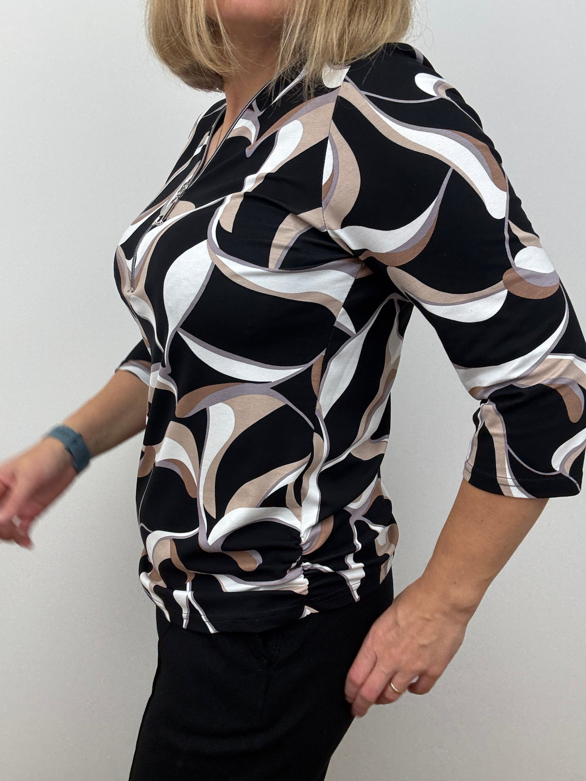 PHILOMENA black 3/4 sleeve zip top