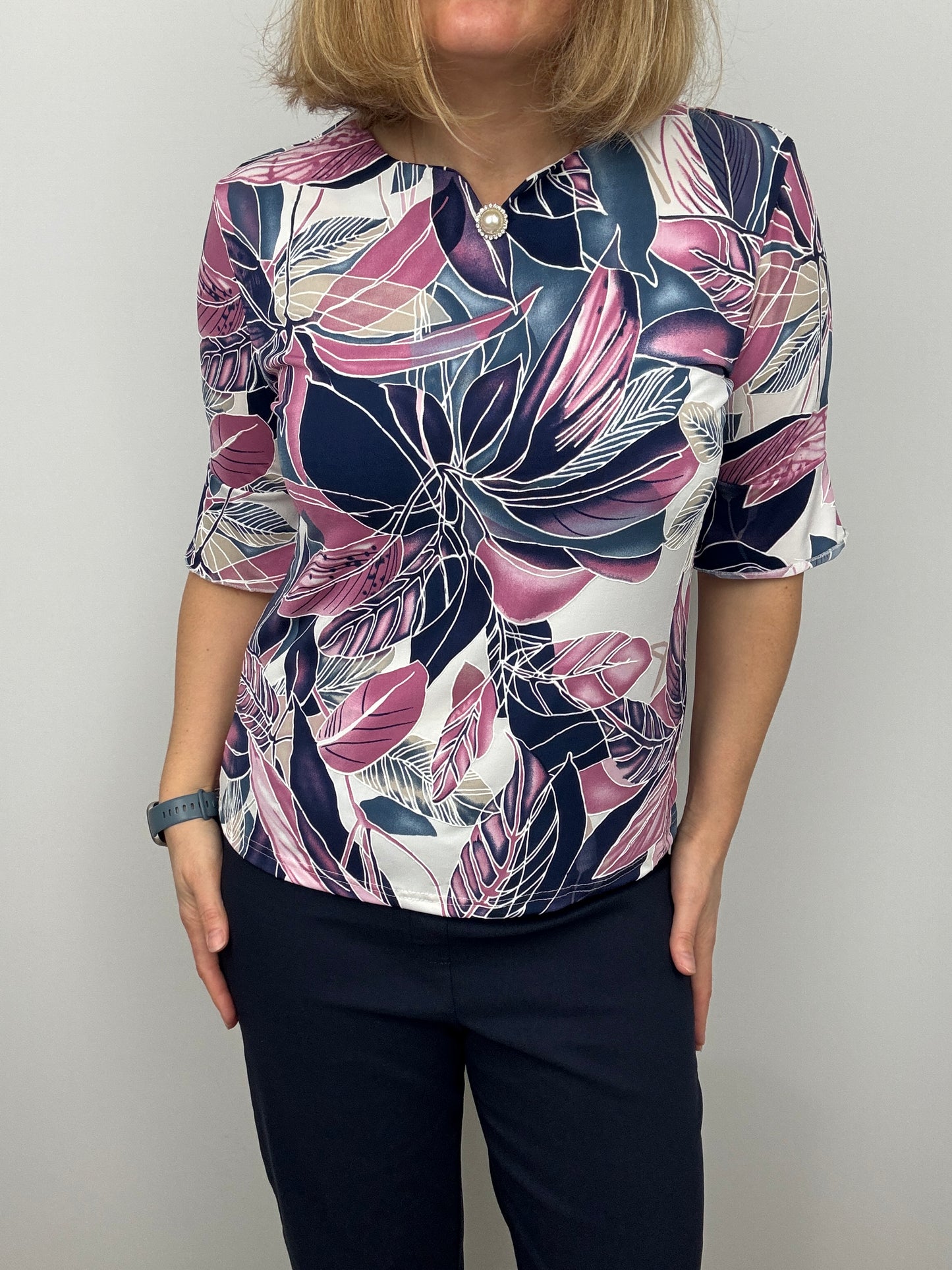ANNABEL top with notch neckline