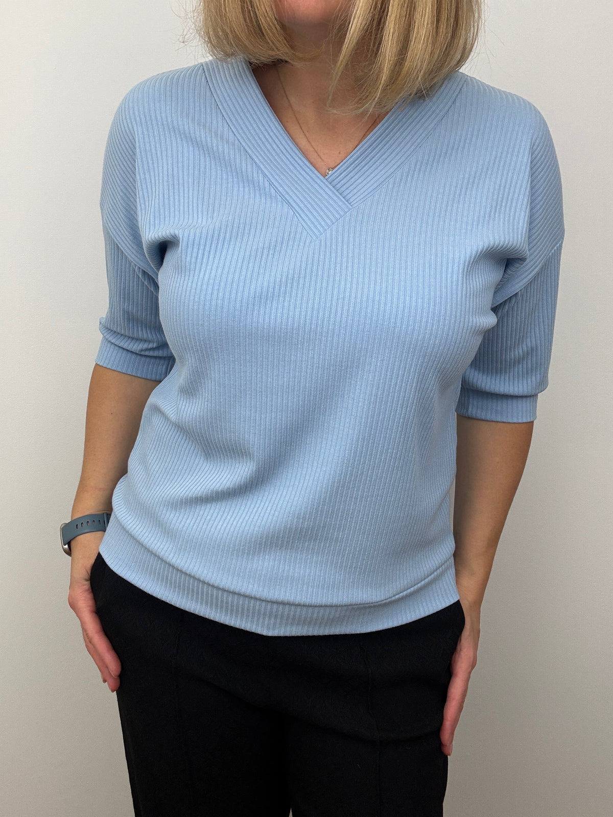 EILISH soft ribbed V-neck top - powder blue