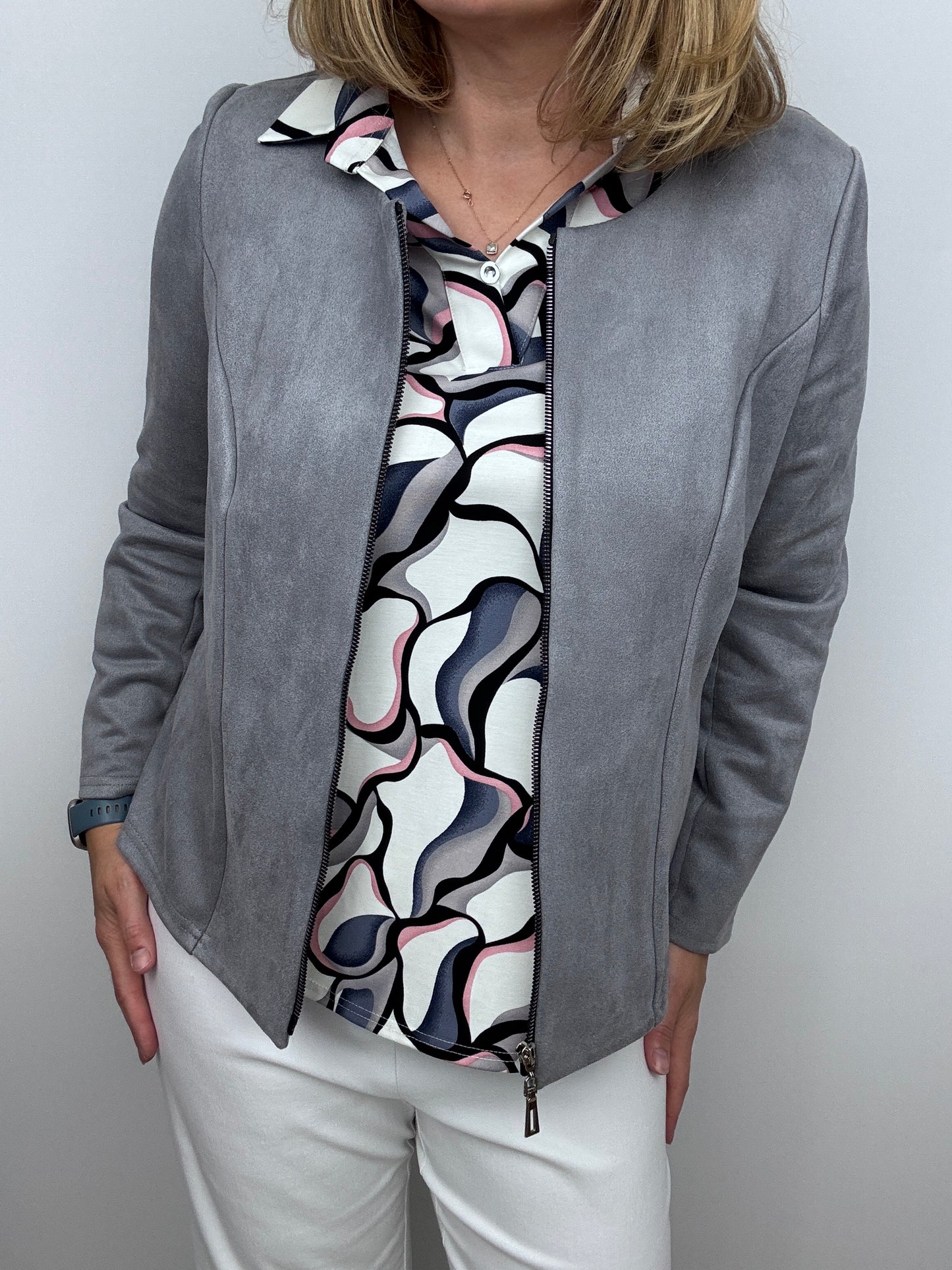 ASHLEY top with collar and V-neckline