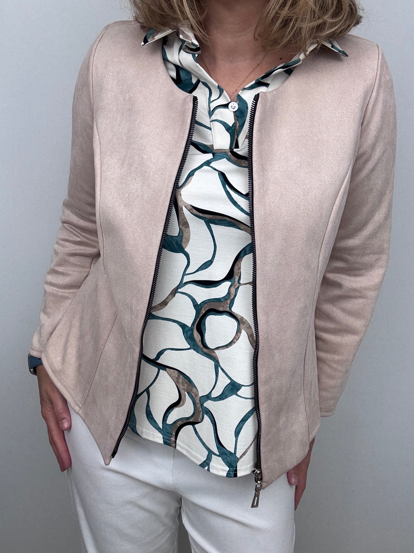 BARBARA top with collar and V-neckline