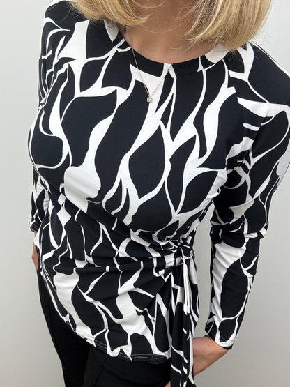 DEIRDRE black and white peachy feel long sleeve wrap-style top