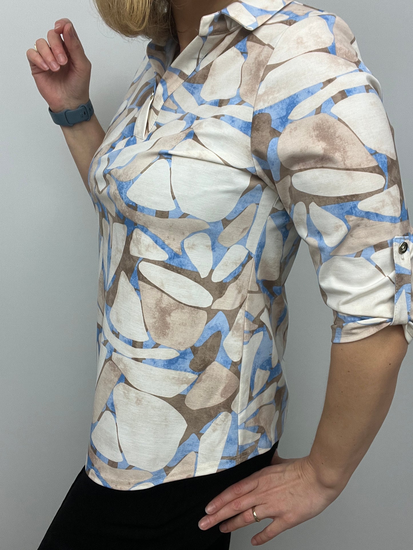 PATRICIA top with collar and V-neckline