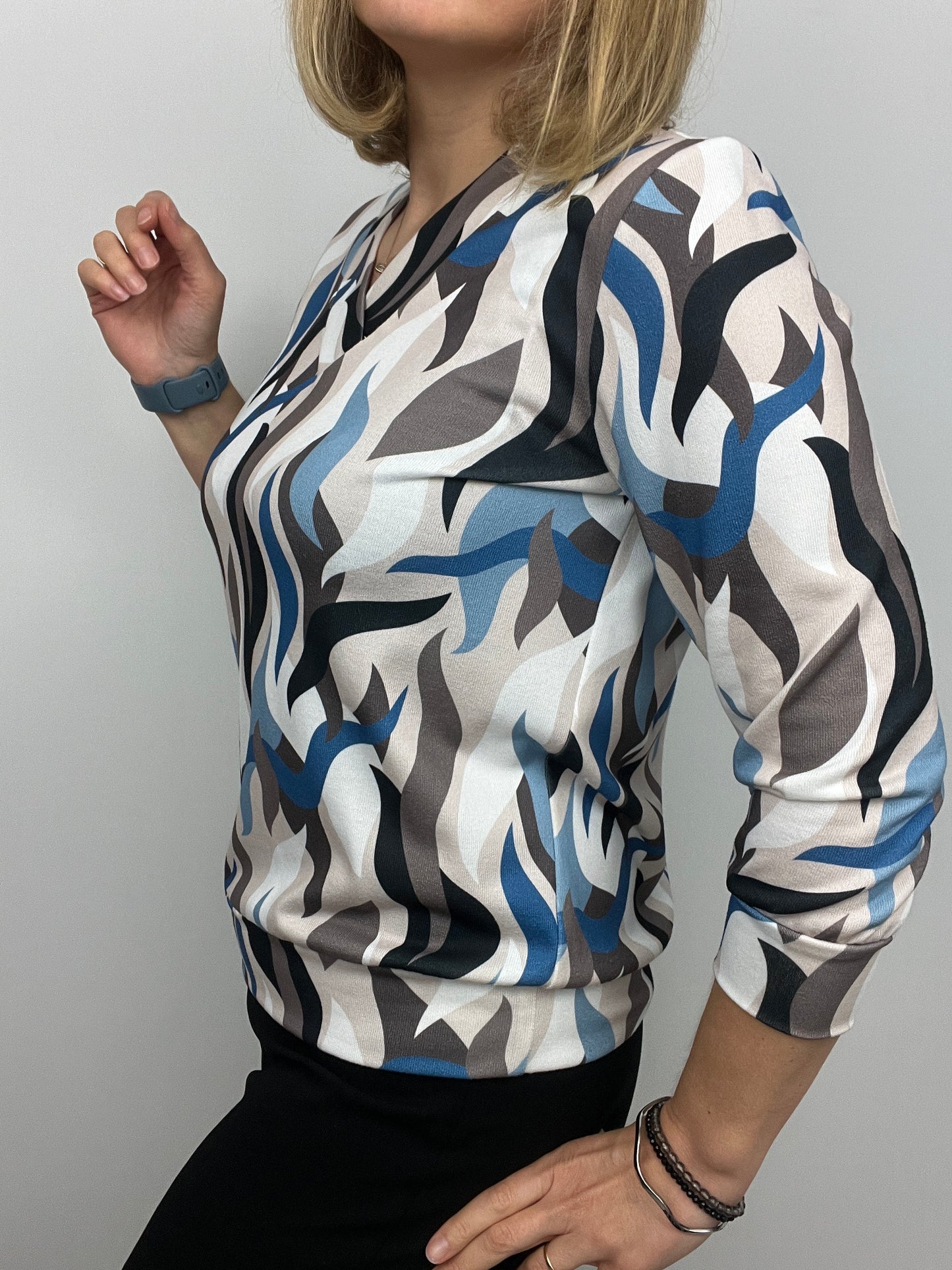 AGATHA v-neck transitioning top