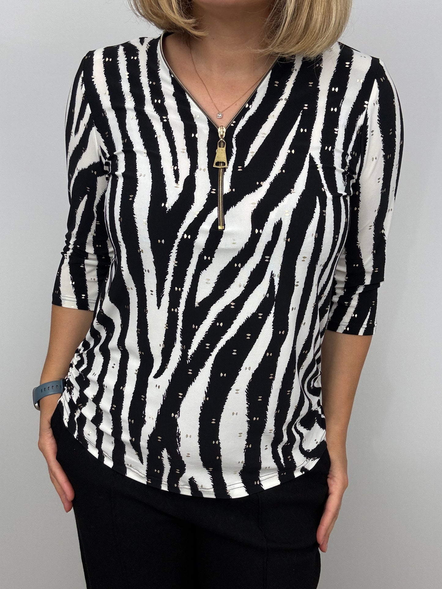 AGATHA black and white 3/4 sleeve zip top