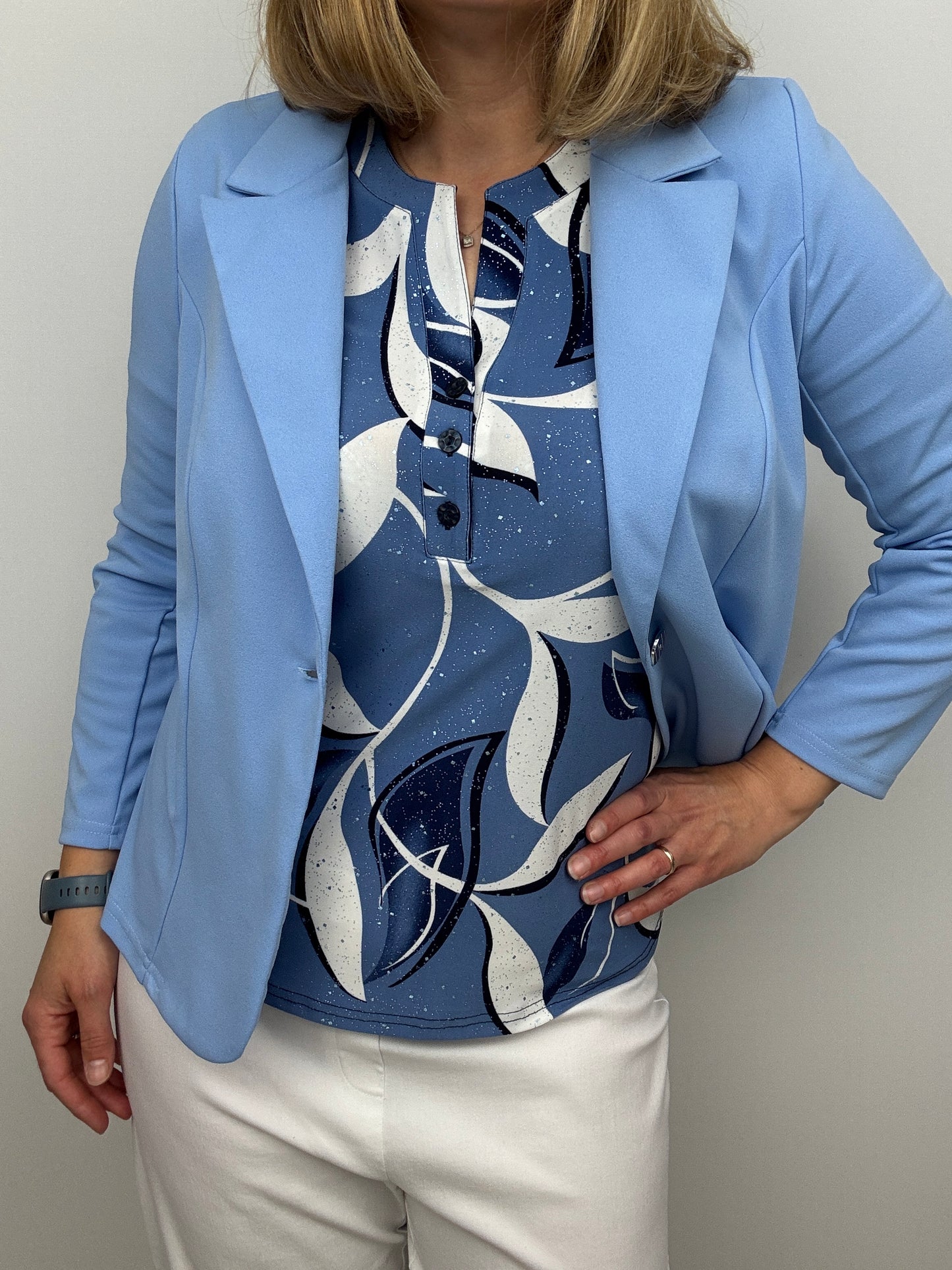 SINEAD top with 3 buttons